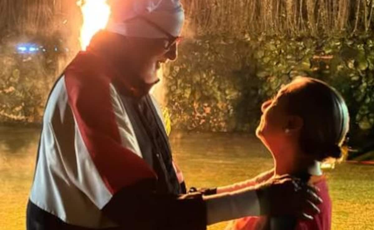 Amitabh Bachchan And Jaya Bachchan In An Adorable Pic From Holi Ka Dahan. Courtesy, Daughter Shweta