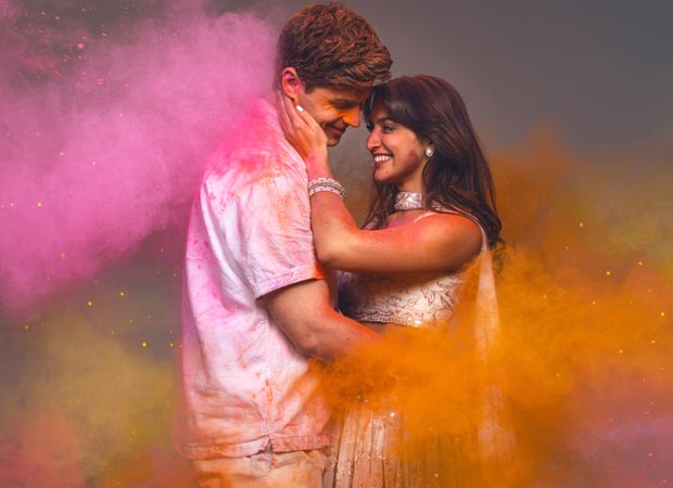 Come Fall In Love: The DDLJ musical actors Jena Pandya and Ashley Day celebrate The Indian Festival Of Holi; drops new image : Bollywood News